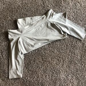 Off the shoulder Tee 🖤🤍